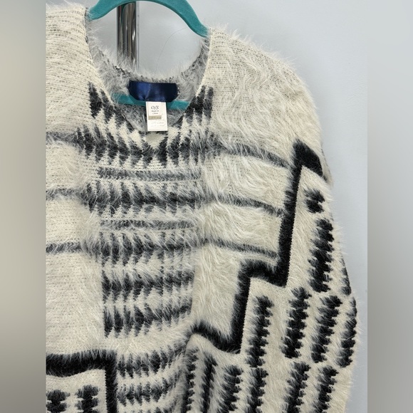 Black and White Poncho - Picture 3 of 5